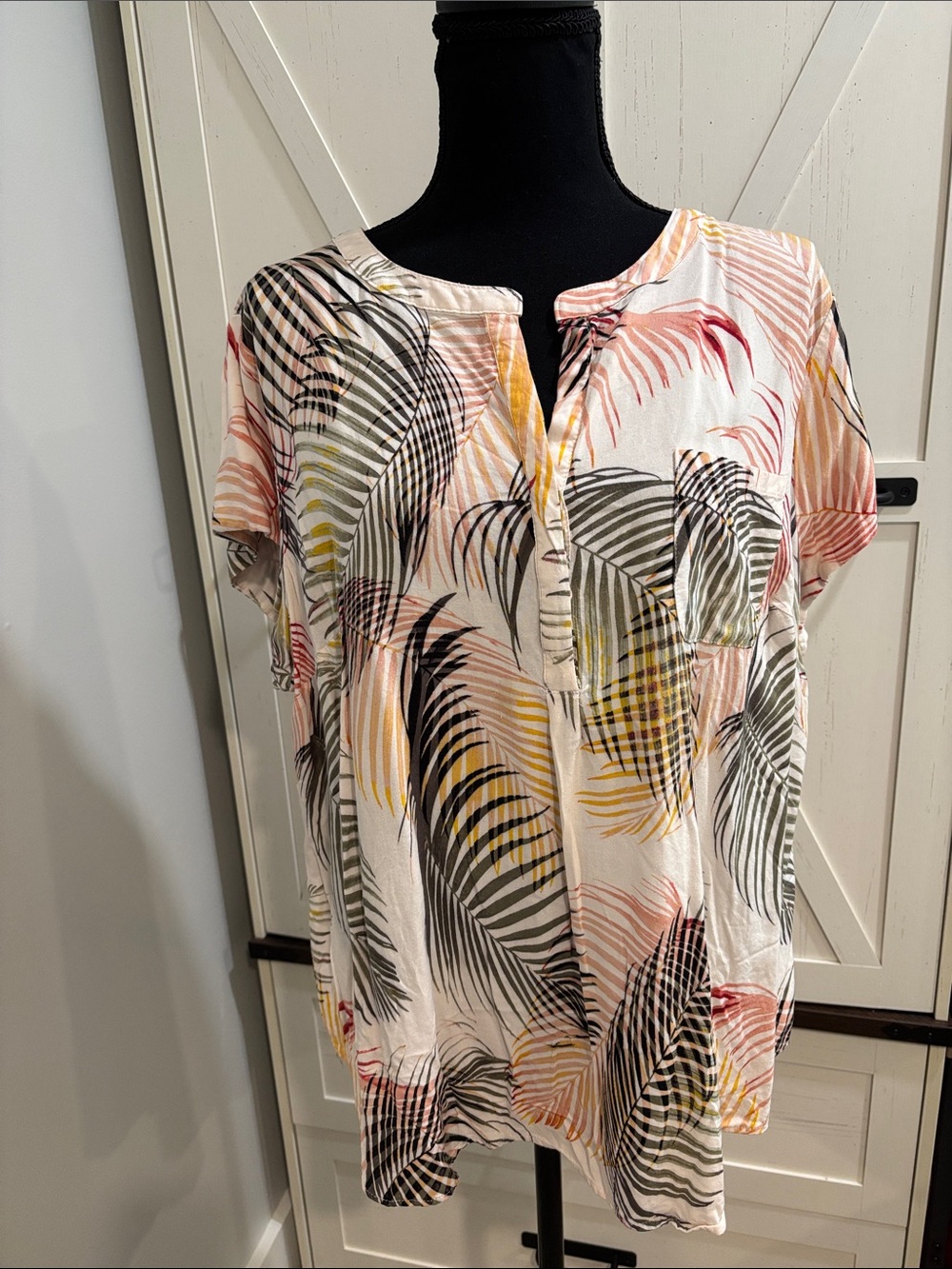 Liz Claiborne Cream Palm-Print Short Sleeve Blouse